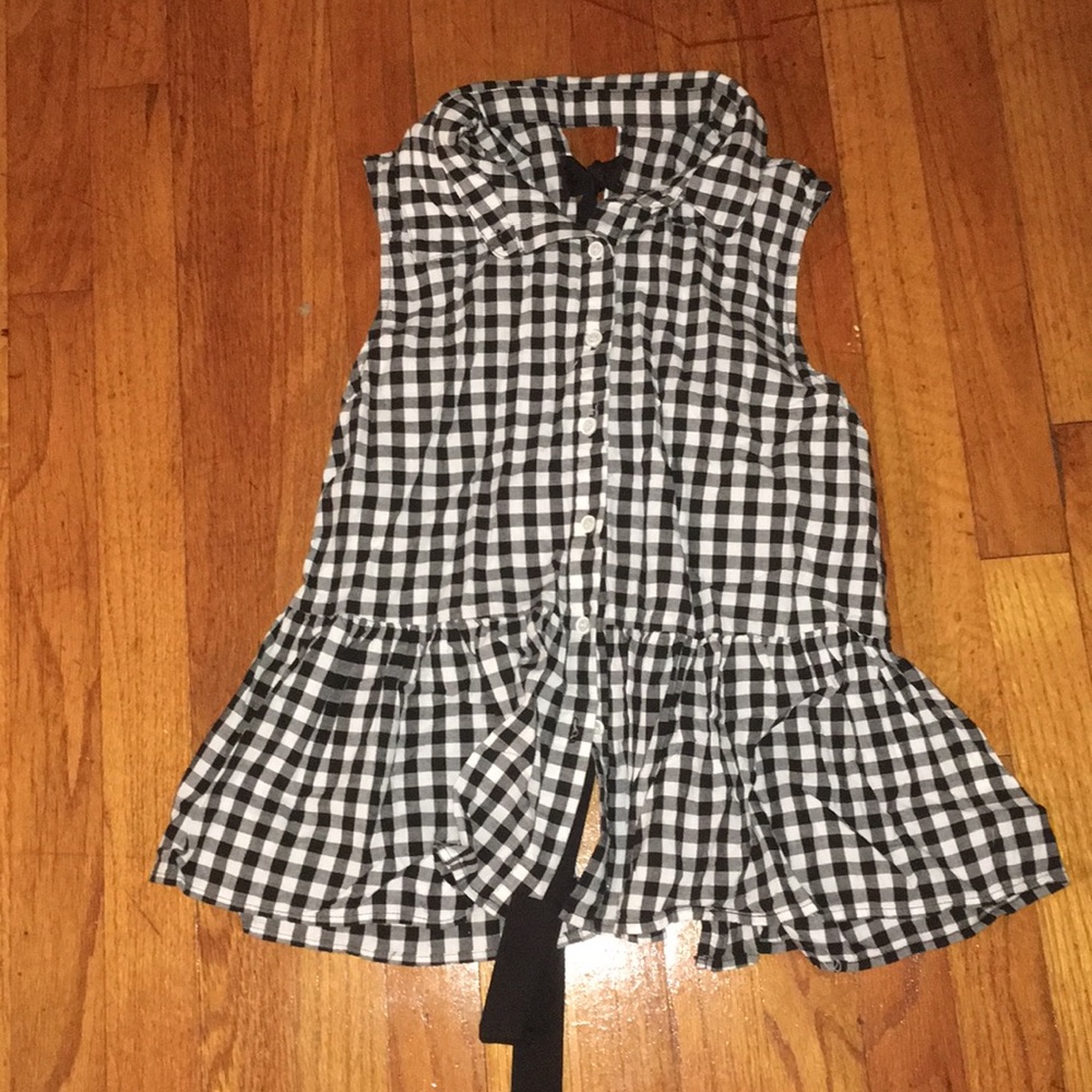 Tie-back sleeveless button down